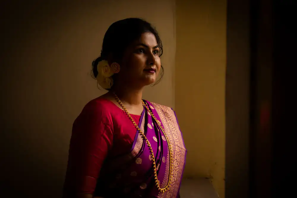নীলাম্বরী বুটিকের শাড়ি পরা মডেল